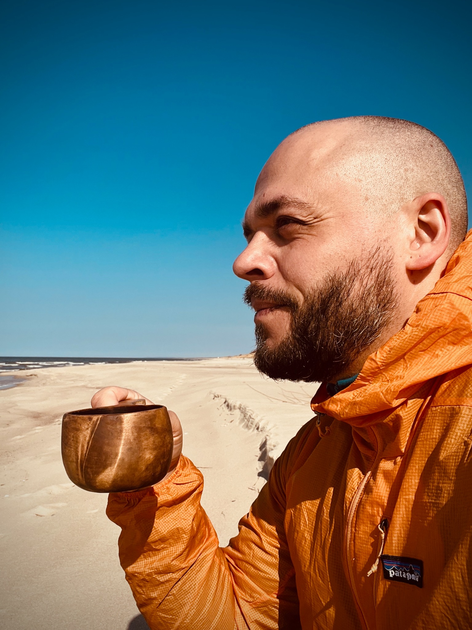 Kazimieras Sadauskas with a singing bowl by the sea